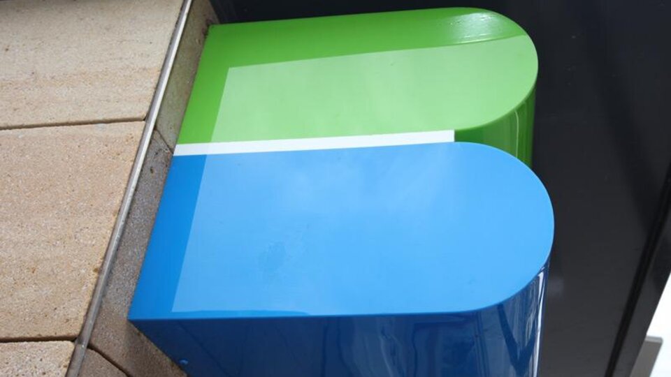 Ein modernes, farbenfrohes Logo besteht aus grünen und blauen Elementen. Es ist klar und stilisiert, ideal für eine markante Außendarstellung.