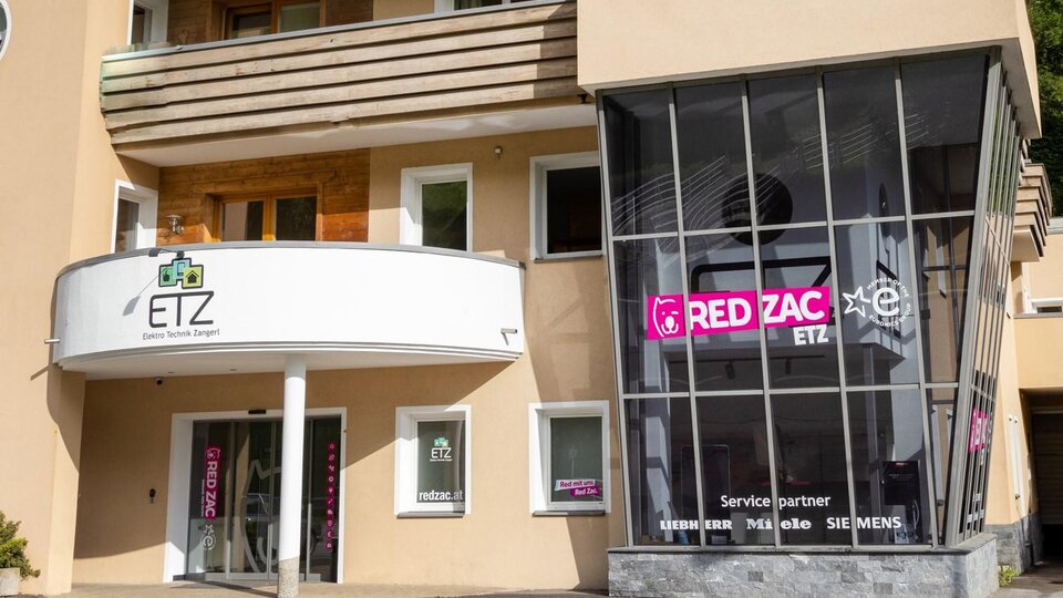 Ein modernes Geschäftshaus mit der Aufschrift "ETZ" und "RED ZAC". Gut sichtbare Fenster und ein ansprechendes Design.