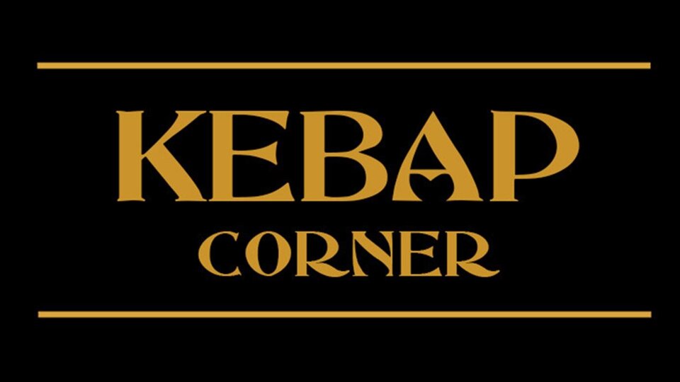 Ein schwarzes Schild mit goldener Schrift. Der Text zeigt "KEBAP CORNER".