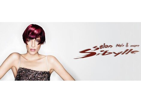 Ein modernes Friseursalon-Logo mit dem Namen "Salon Sibylle". Im Vordergrund steht eine Frau mit einem schulterlangen, rot gefärbten Haarschnitt.