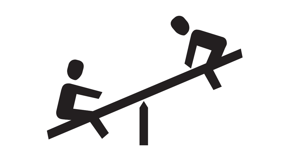 Zwei Figuren auf einer Wippe, die sich gegenseitig ausbalancieren. Die Wippe steht auf einem stabilen Pfosten.